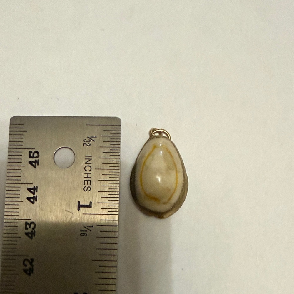Elegant Gold and Cream Shell Pendant